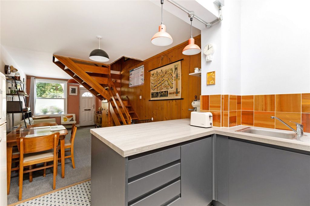 Property photo 2 of 10 Kitchen