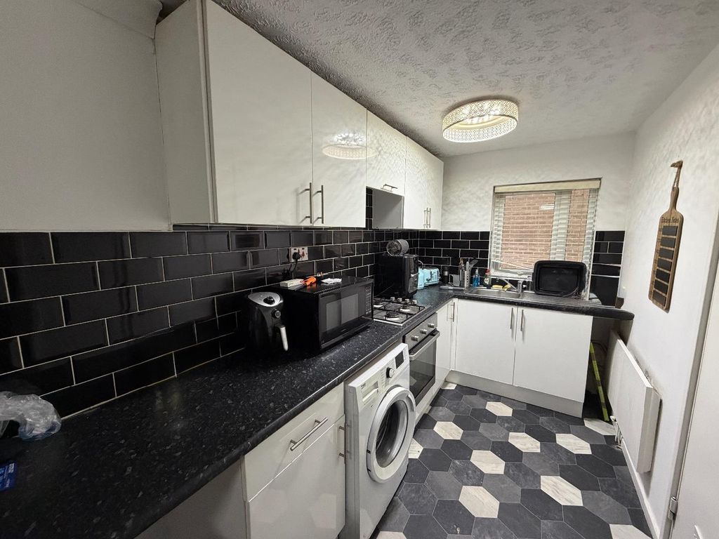 Property photo 3 of 5 Kitchen