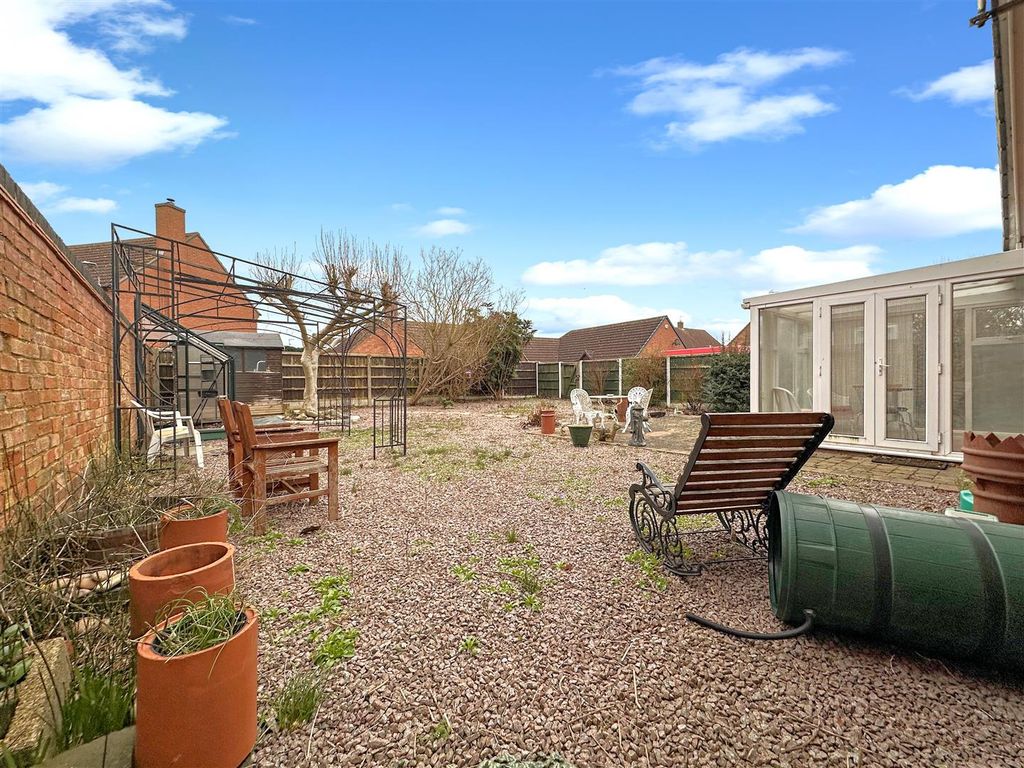 Property photo 3 of 22 Large Low-Maintenance Garden 255