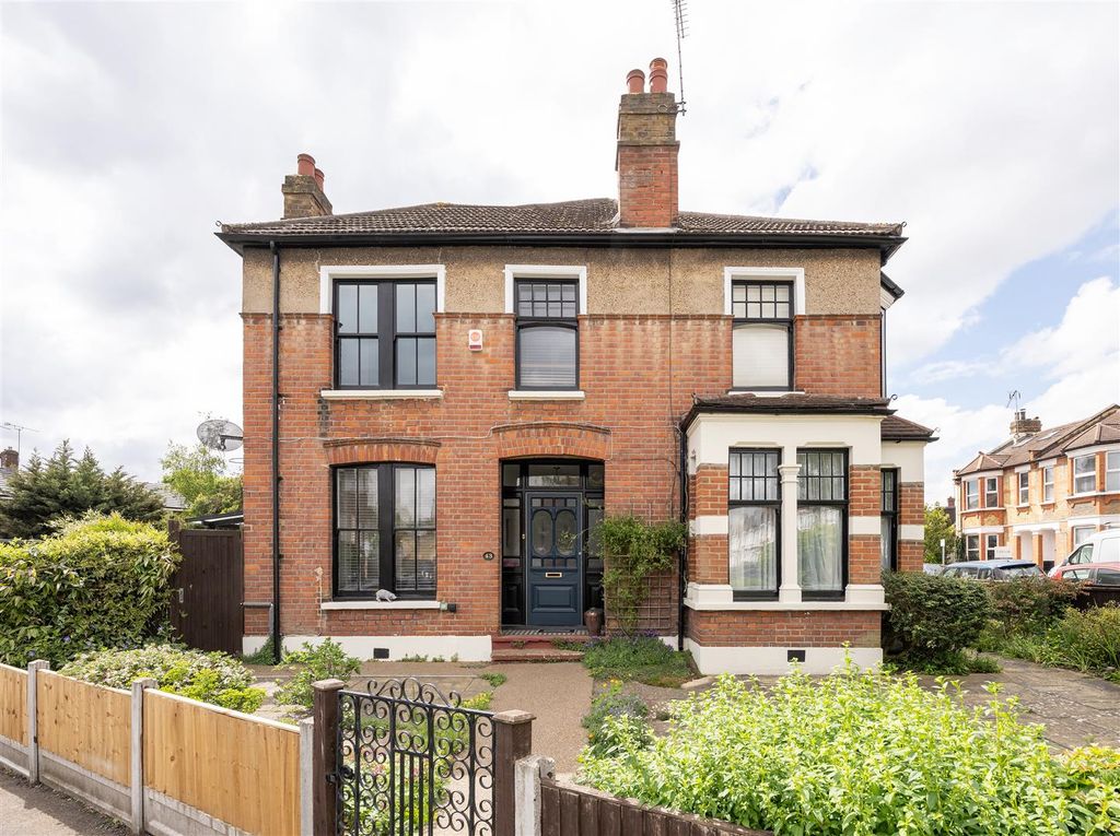 Property photo 1 of 39 Pulteney Road, E18
