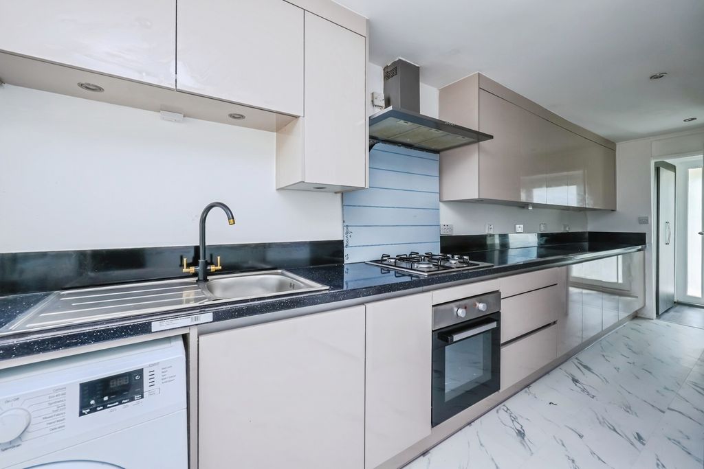 Property photo 3 of 16 Fitted Kitchen