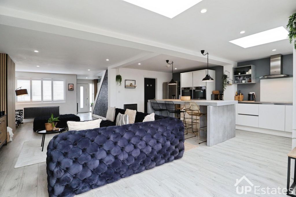 Property photo 2 of 25