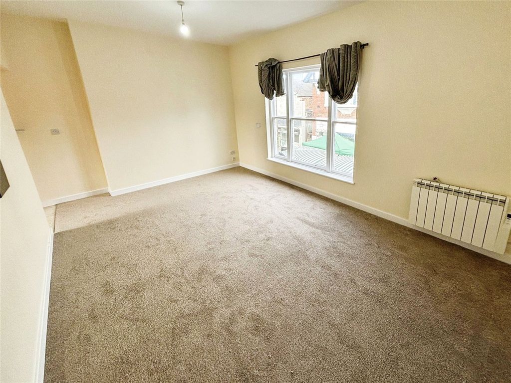 Property photo 2 of 9 Living Bedroom Area