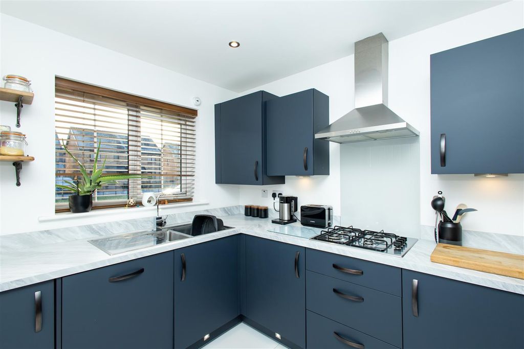 Property photo 3 of 21 Kitchen