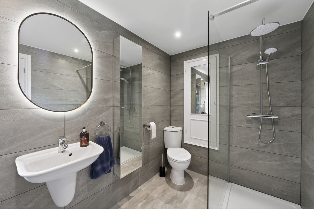 Property photo 3 of 18 Bathroom