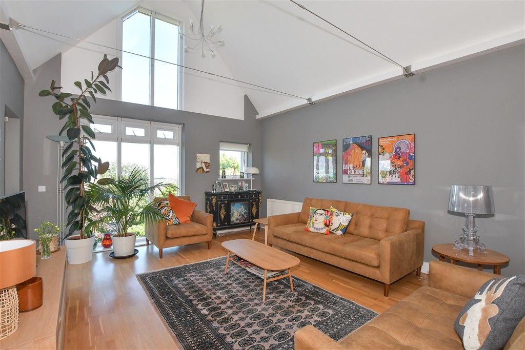 Property photo 3 of 16 Lounge