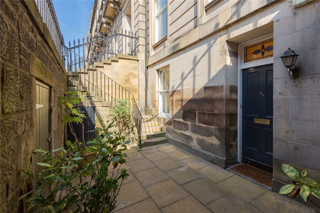 Property photo 2 of 20 Main Door Access