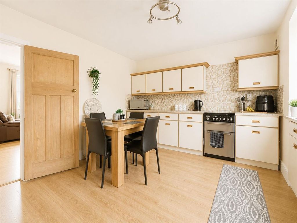 Property photo 2 of 11 6