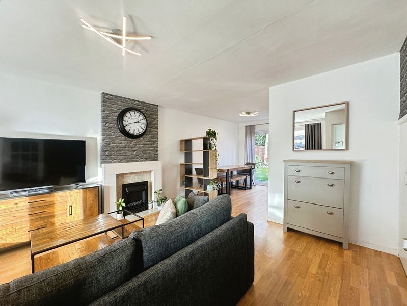 Property photo 3 of 18 Lounge