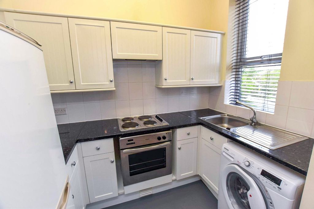 Property photo 2 of 8 Picture No. 33