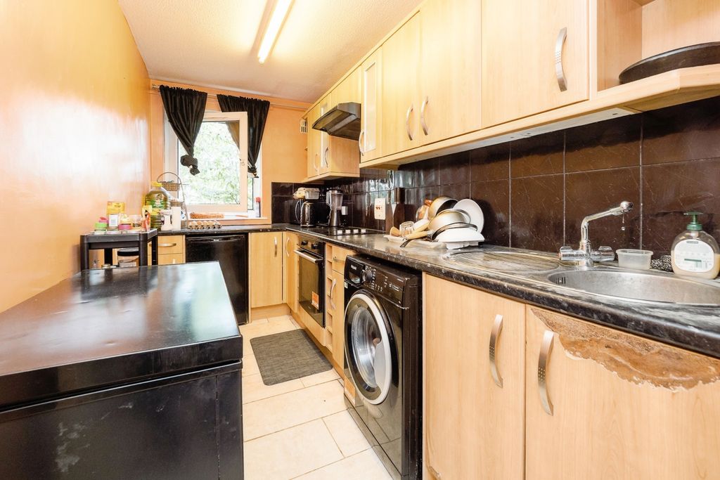 Property photo 2 of 17 Kitchen