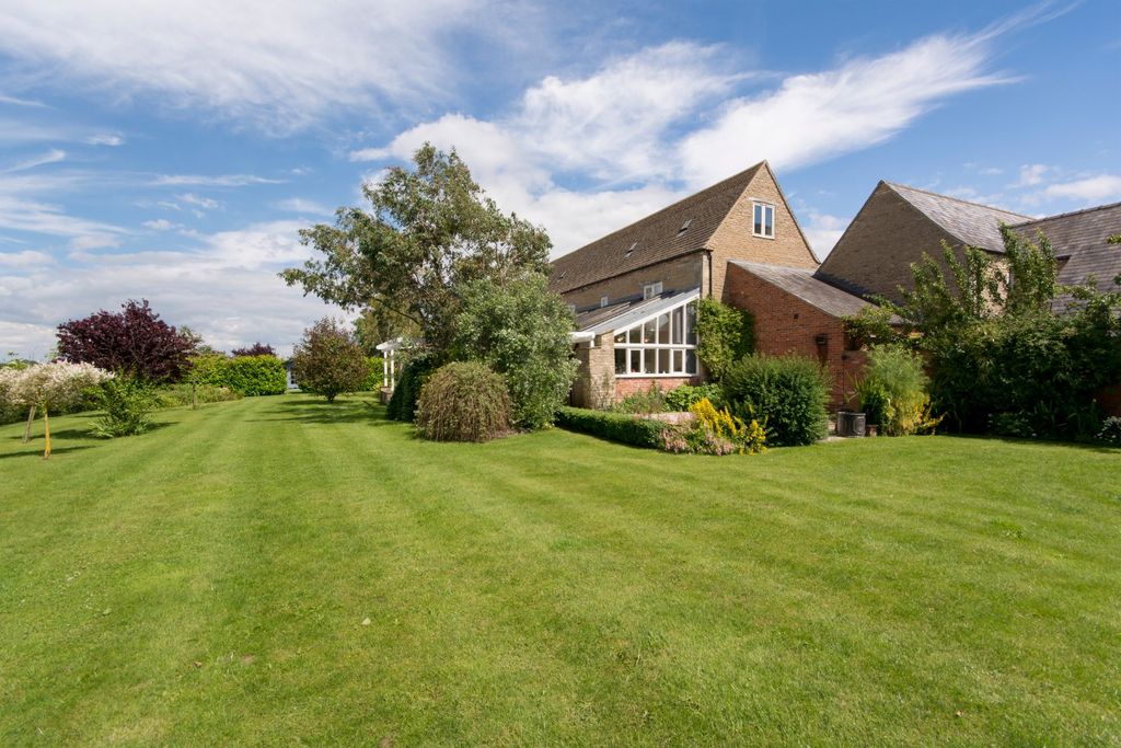 Property photo 2 of 35 Landscaped Gardens