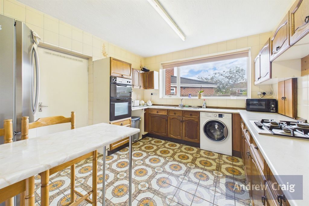 Property photo 3 of 19 Kitchen/Breakfast Room