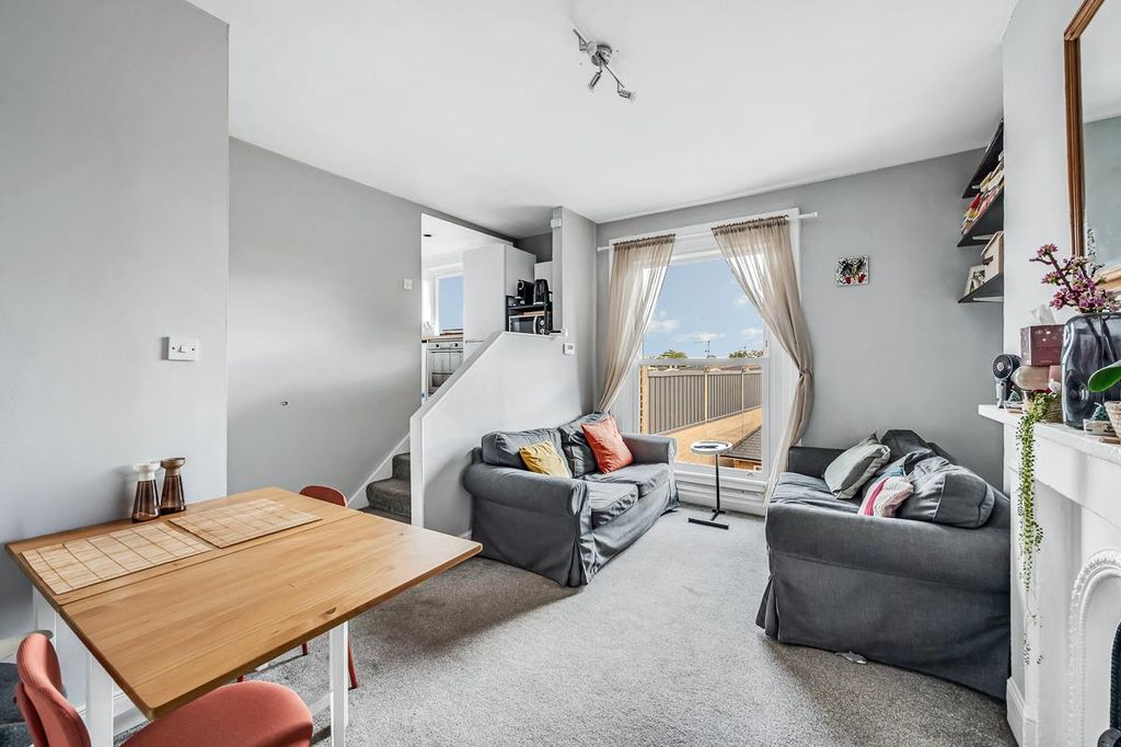 Property photo 2 of 6 Flat 2, 401 Chiswick High Road-3.Jpg