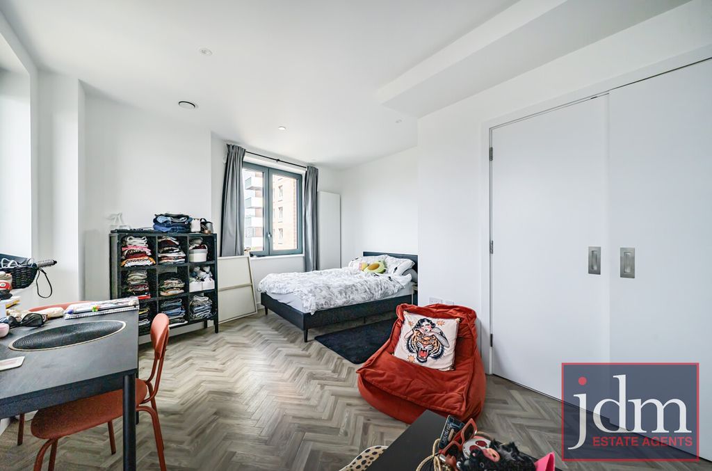 Property photo 2 of 17 7d1A1Bf4-A77E-470...