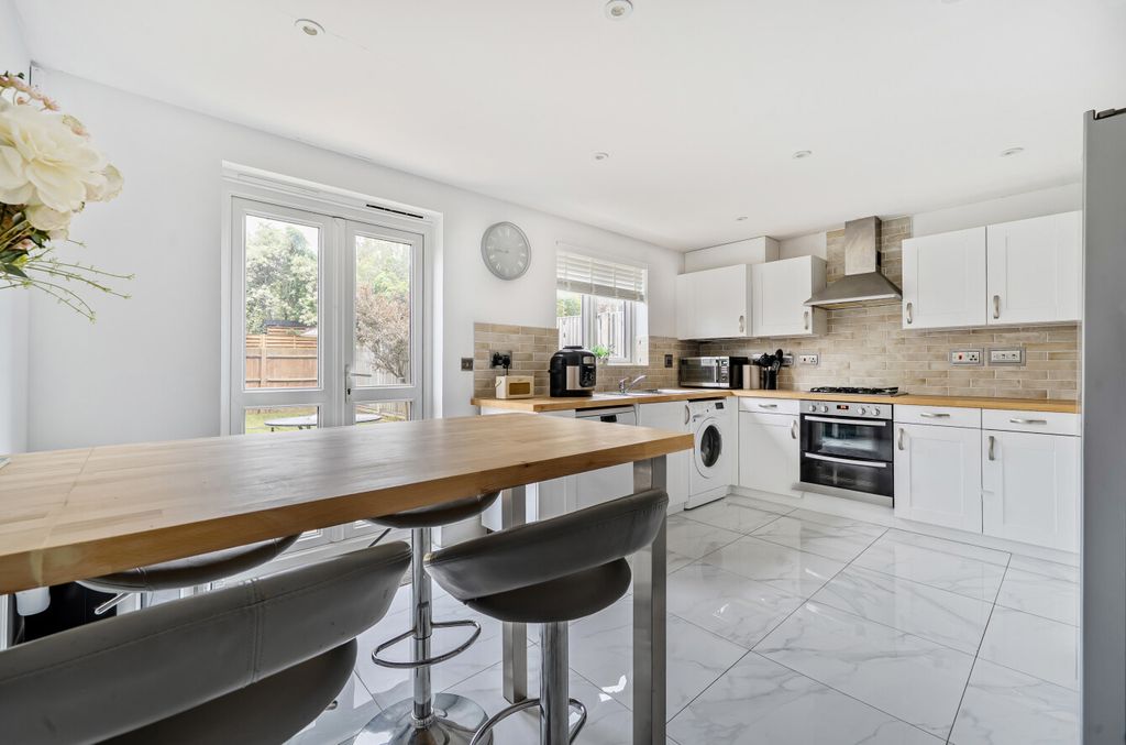 Property photo 2 of 9 1365268-1-68Ecc62...