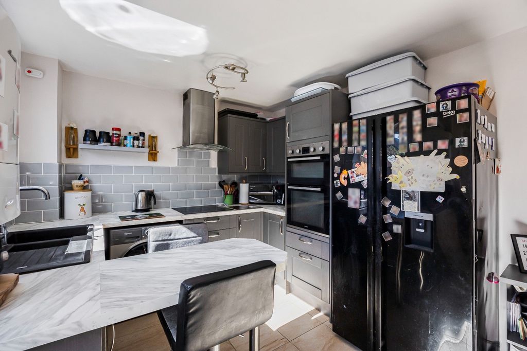 Property photo 3 of 19 Kit2