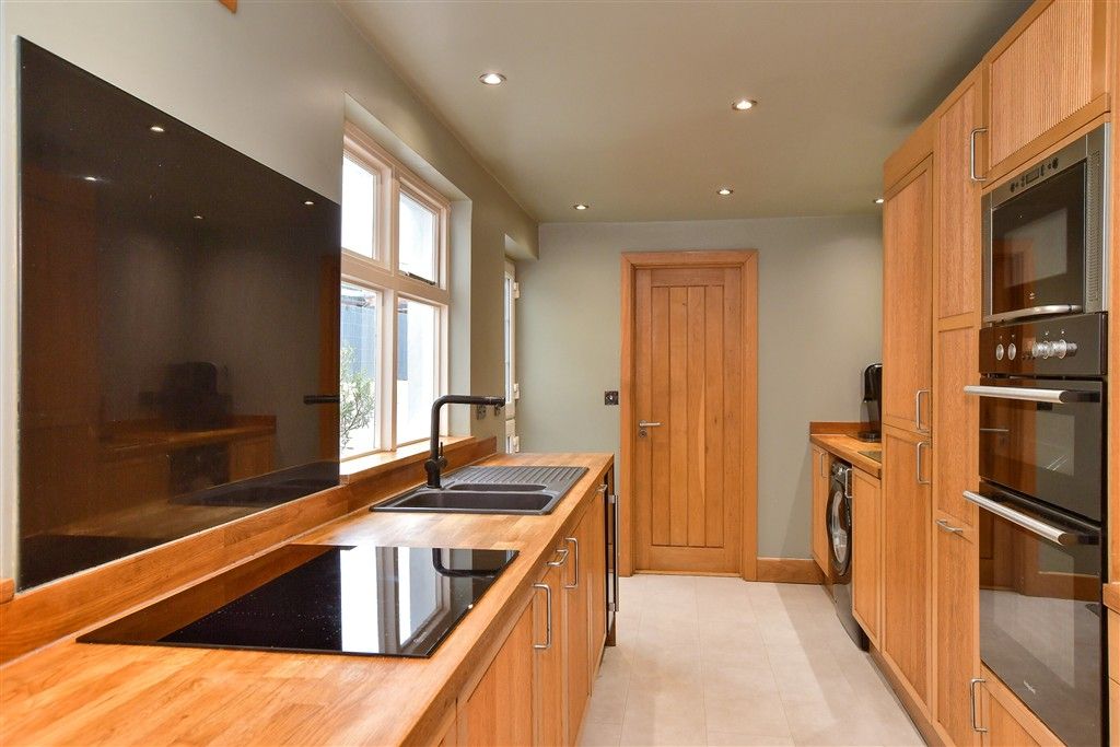 Property photo 3 of 18 Kitchen