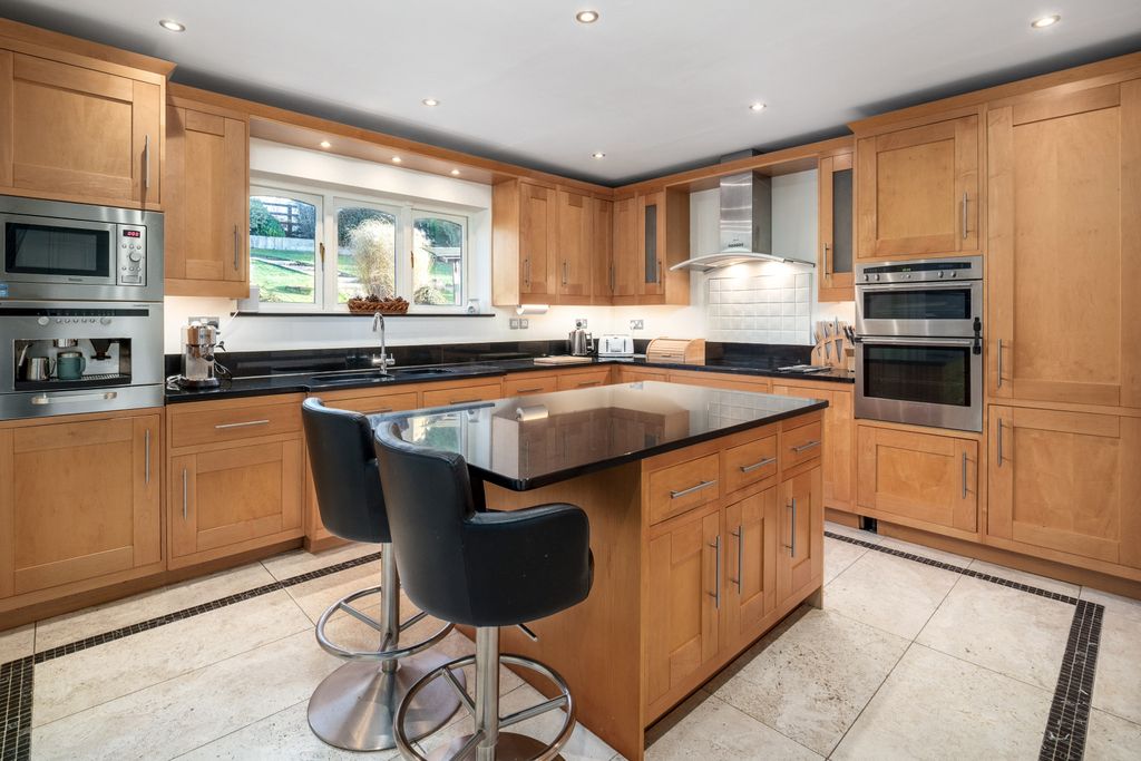 Property photo 3 of 26 Kitchen