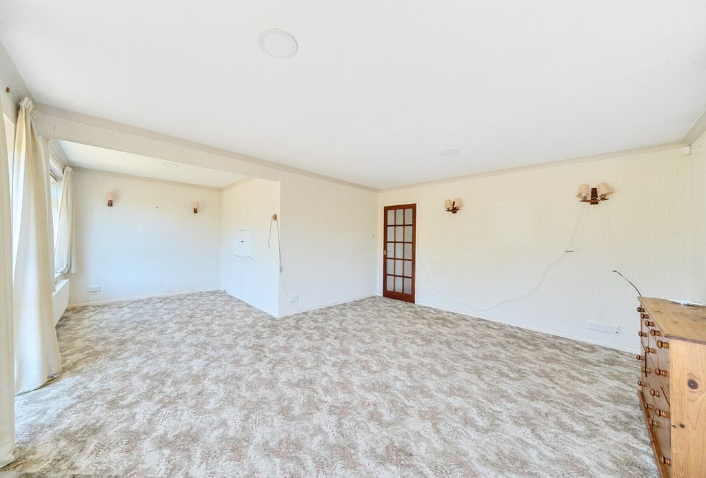 Property photo 3 of 20 1323806-9-686E433...