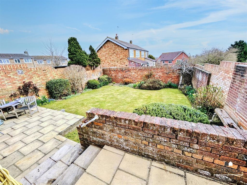 Property photo 3 of 15 01323 438506