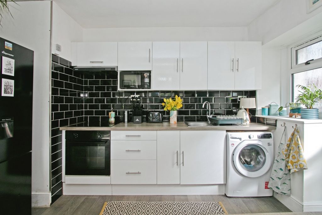 Property photo 3 of 19 Kitchen