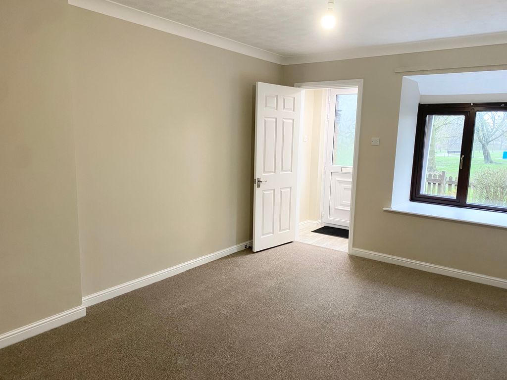 Property photo 3 of 13 Lounge