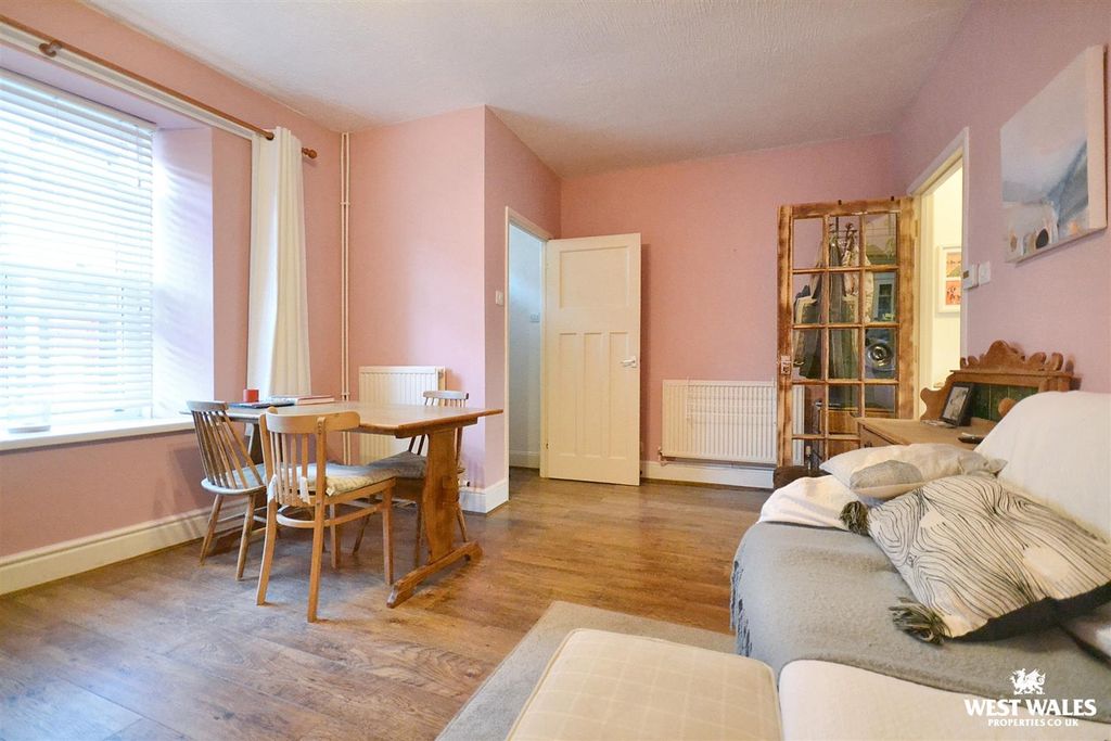 Property photo 3 of 19 Living Room