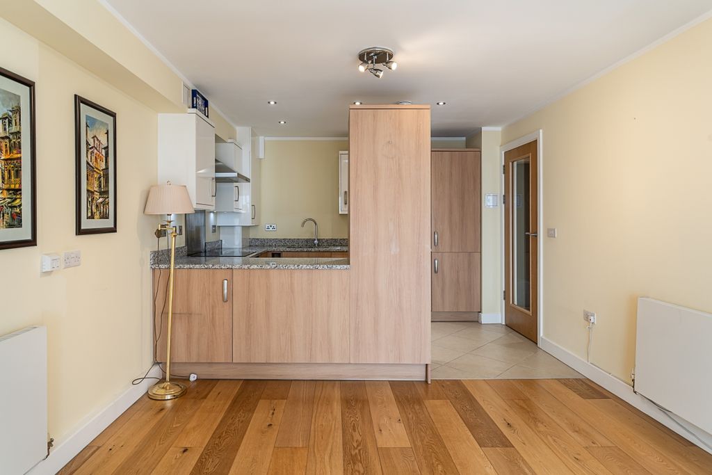 Property photo 3 of 13 14-36-Cubitt-Apar...