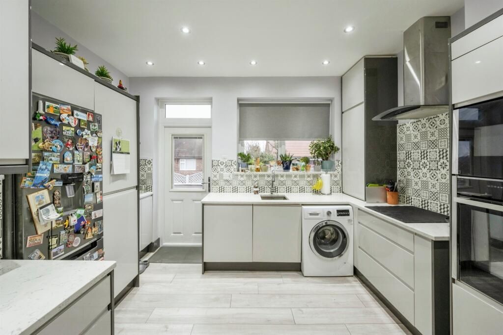 Property photo 3 of 18 Kitchen