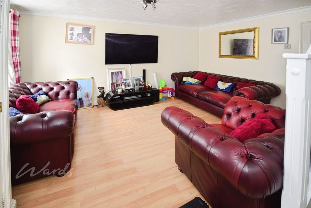 Property photo 2 of 5 Windsor Lounge