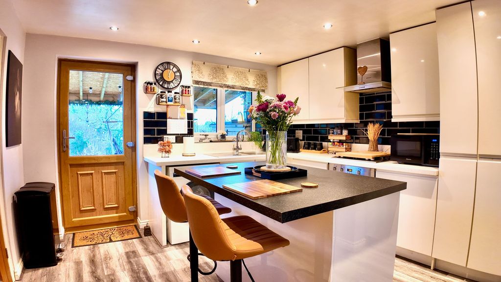 Property photo 2 of 30