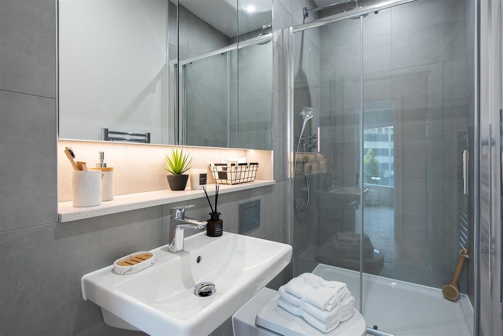 Property photo 1 of 8 Show Flat 1_Hr-009.Jpg