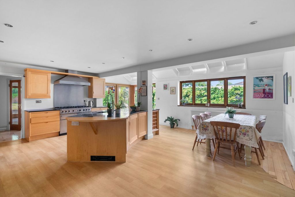 Property photo 2 of 20