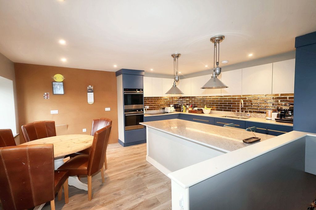 Property photo 3 of 25