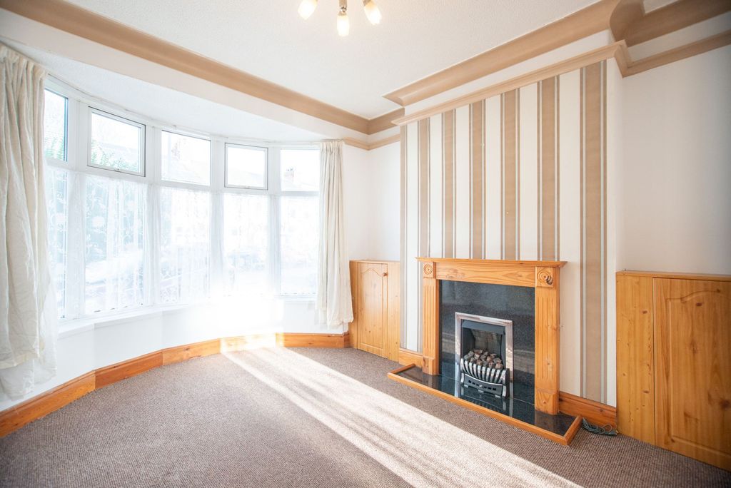 Property photo 2 of 18 Lounge