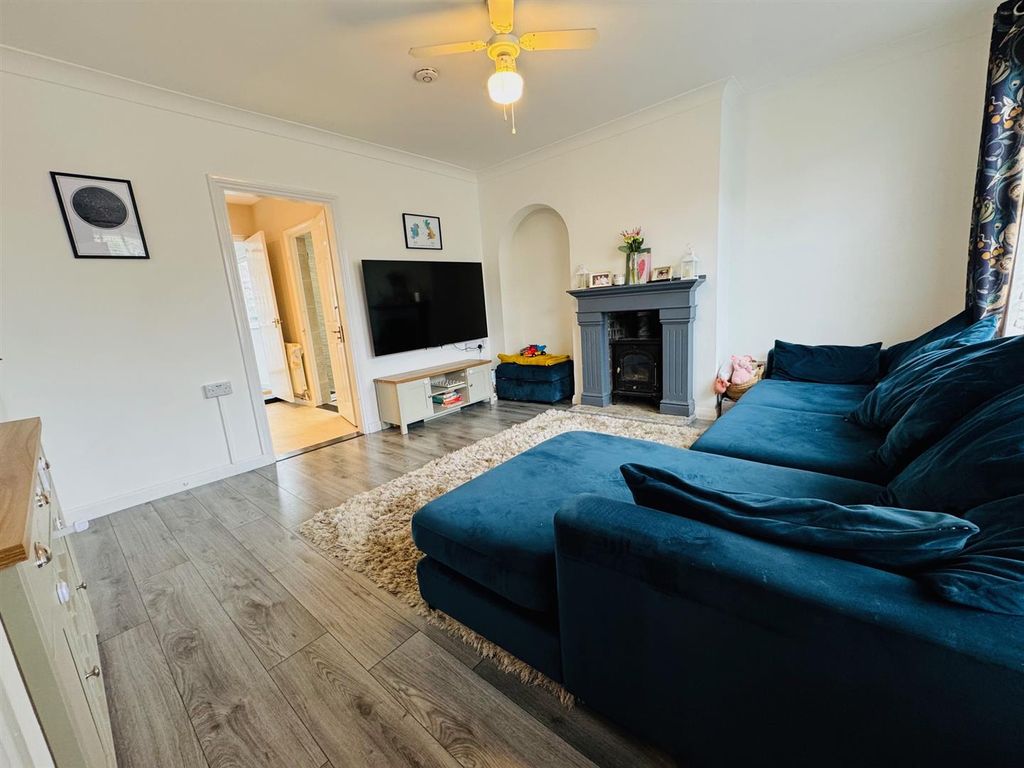 Property photo 3 of 17 Lounge: