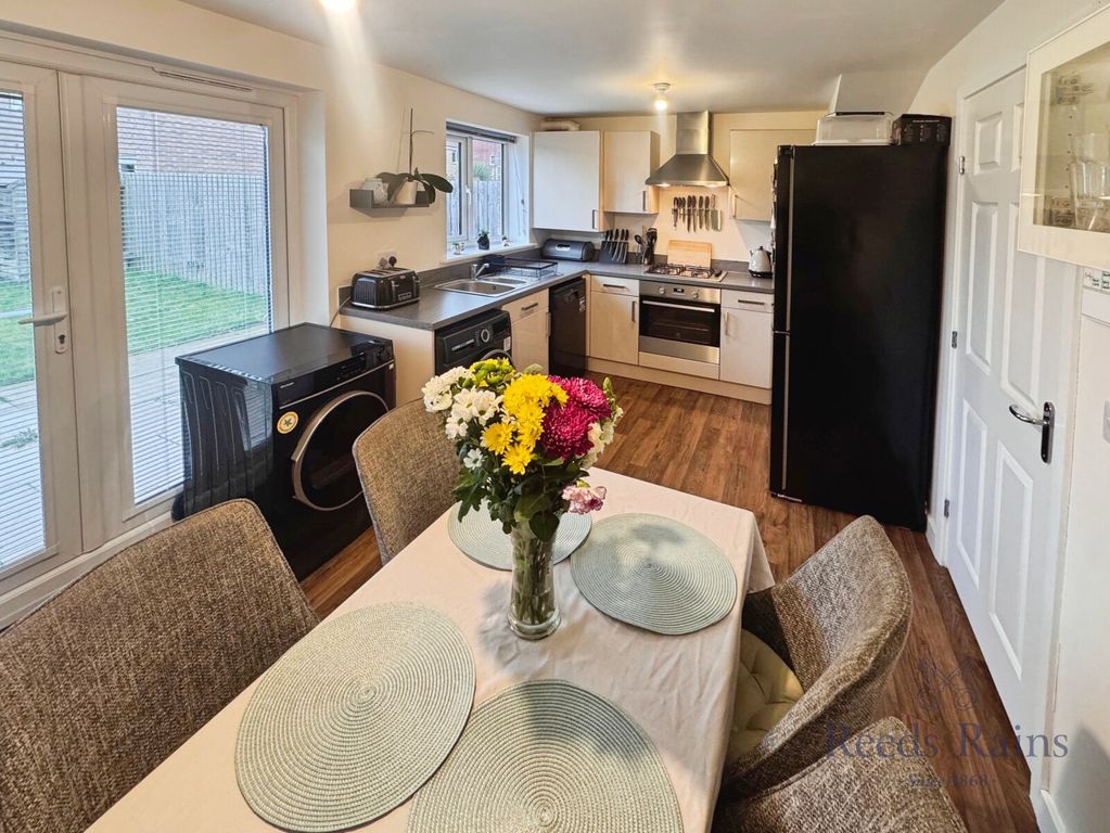 Property photo 2 of 14 Dining Kitchen