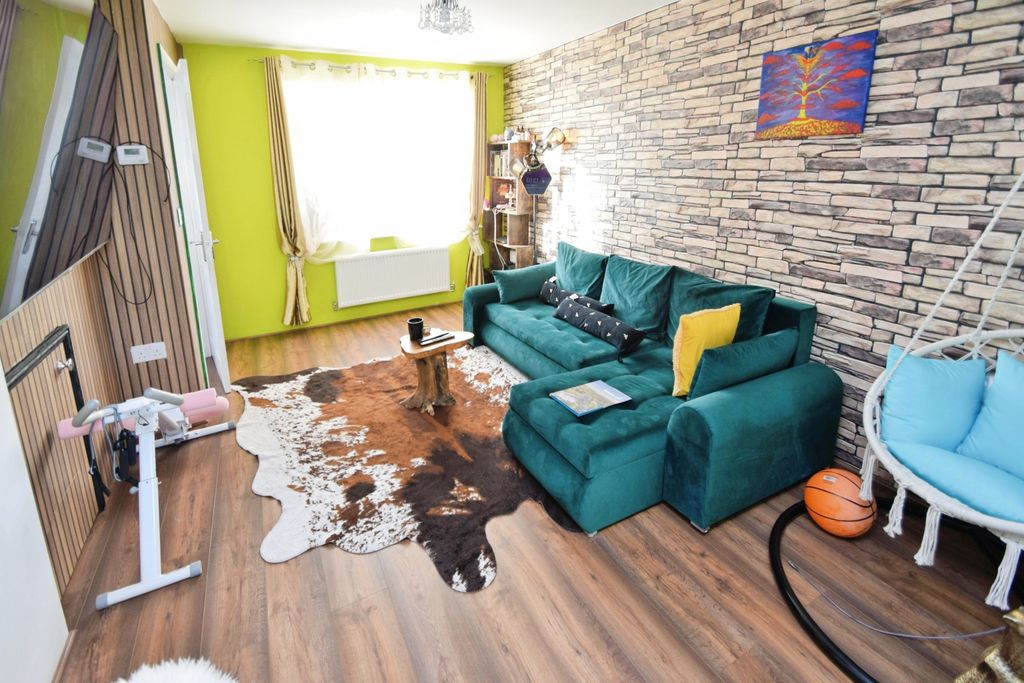 Property photo 3 of 16 Fb89c871-Lounge