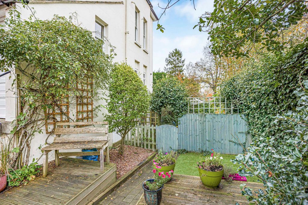 Property photo 2 of 14 Shurdington Road
