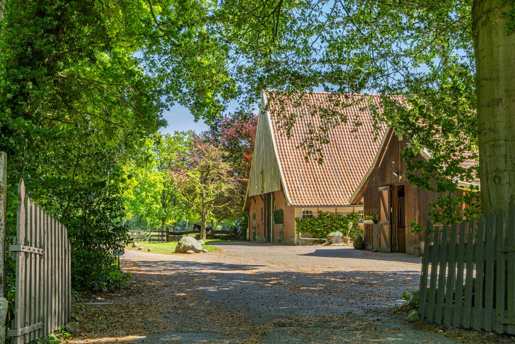 Property photo 2 of 50