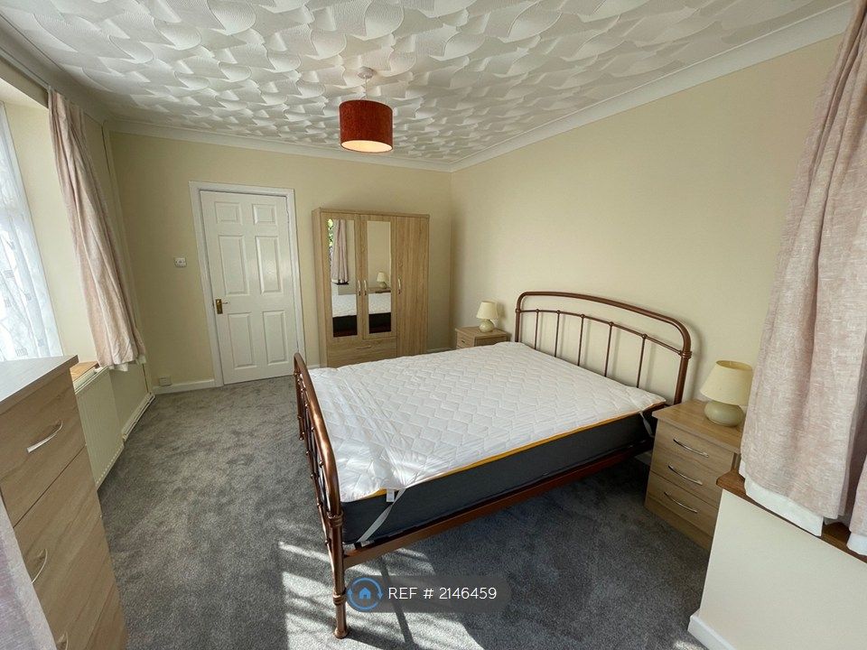 Property photo 2 of 10 Double Bedroom 1 With Kingsize Bed