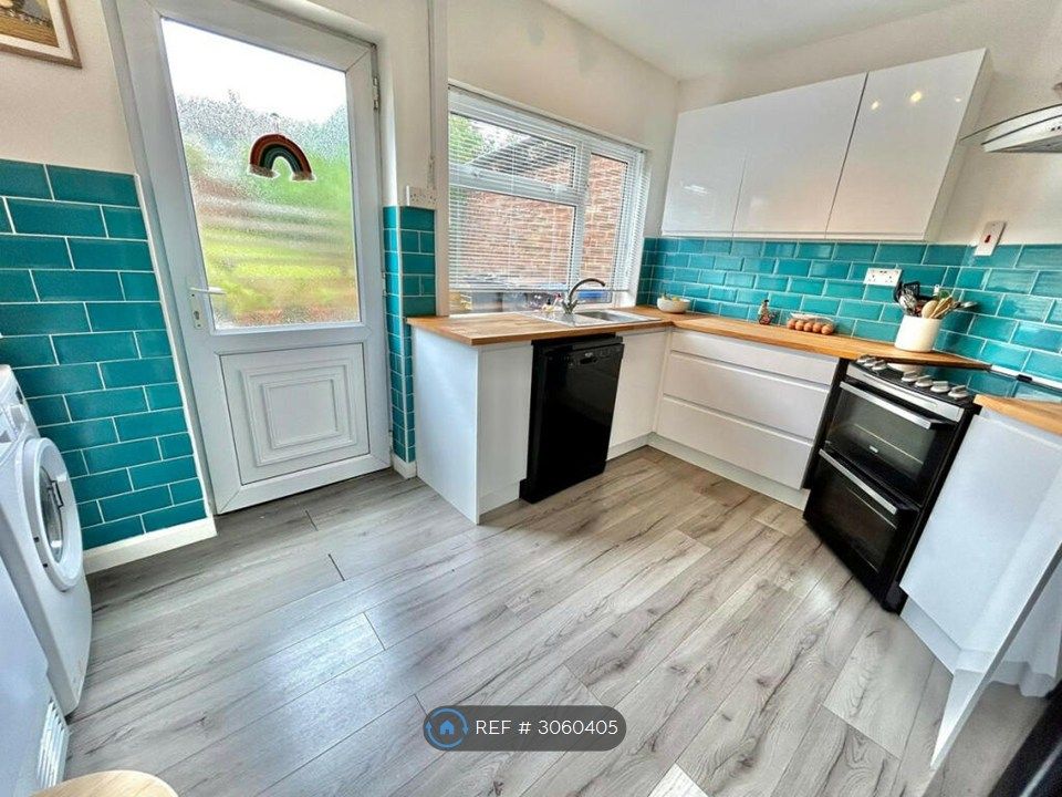 Property photo 3 of 11 Kitchen