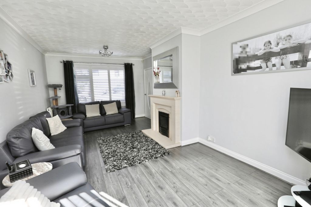 Property photo 3 of 15 Lounge