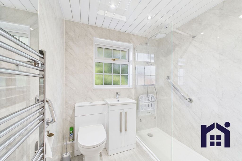 Property photo 3 of 24 Bathroom