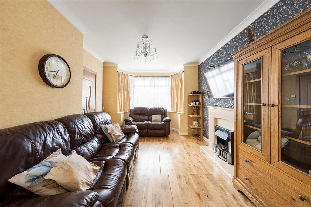 Property photo 2 of 22 Trevose Road, E17