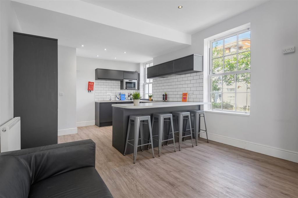 Property photo 2 of 13 1, 60 Talbot St-Hi-6.Jpg