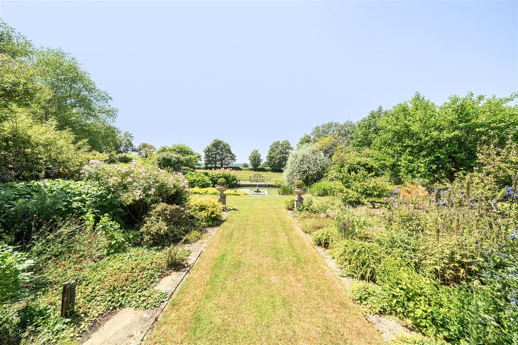 Property photo 2 of 30 Landscaped Garden