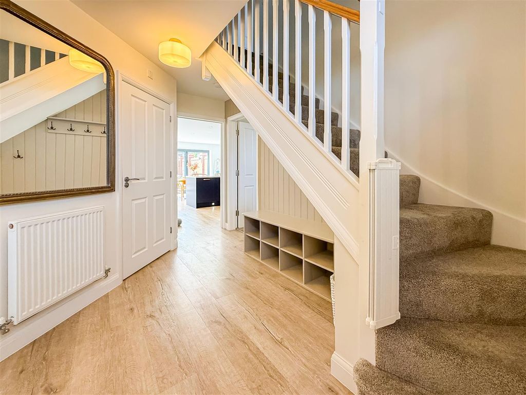 Property photo 2 of 40 Entrance Hall