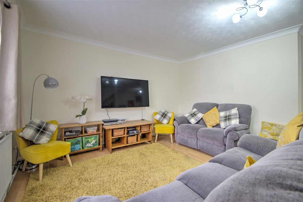 Property photo 2 of 11 Hazelwood Close